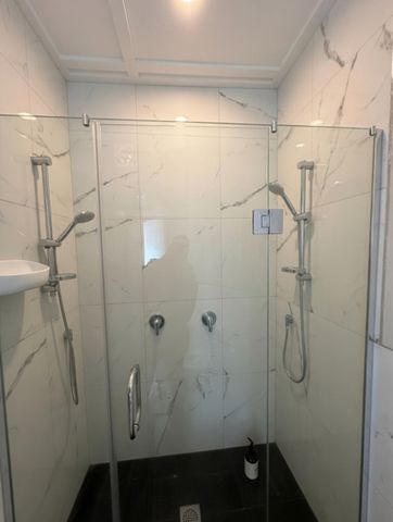 Unique Central Living – 2 Bedroom Apartment Above Café Dominion Rd - Photo 2