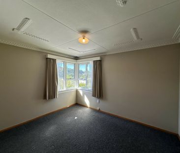 Elevated home in a convenient location! - Photo 4