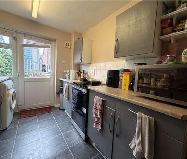 Macdonald Road, Farnham, Surrey, GU9 - Photo 3