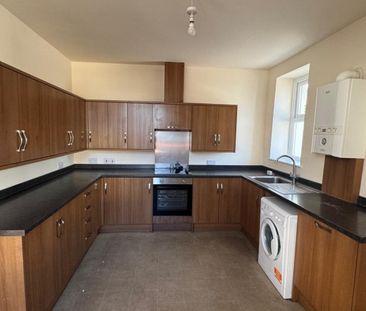 4 bedroom flat to let - Photo 6