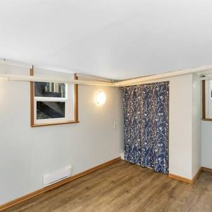 Newly renovated 2 bedroom basement suite. Pets welcome! - Photo 2