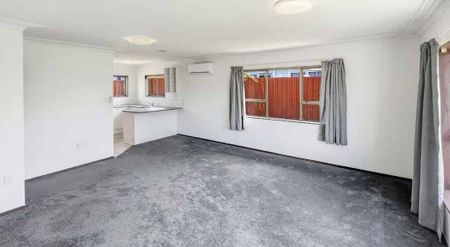 Spacious 2 bedroom home with renovated kitchen and bathroom! - Photo 4