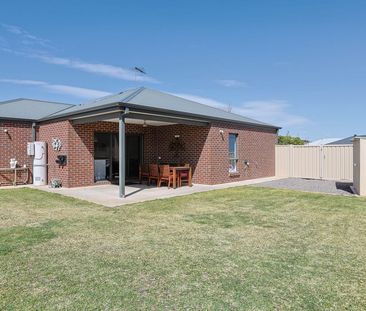 Modern 3 Bedroom Home in Sought-After Location - Photo 3