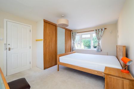 The Dene, Cheam, SM2 - Photo 3