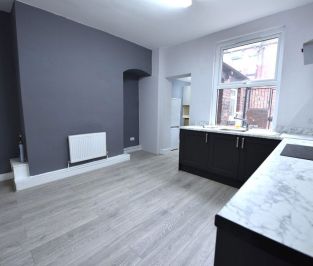 4 bedroom House in Highthorne View, Leeds - Photo 5