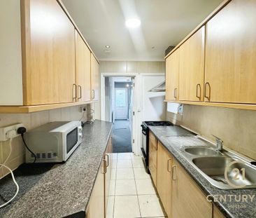 4 bedroom semi-detached house to rent - Photo 3