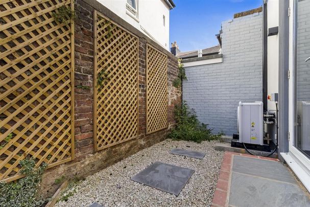 2 bedroom house to rent - Photo 1