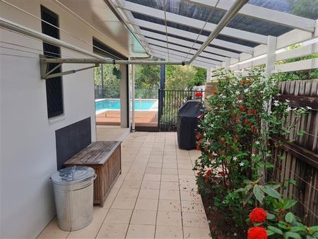 EXECUTIVE AND MODERN 4 BEDROOM HOME + POOL - Photo 3