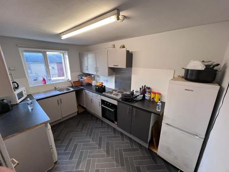 1 bedroom in a house share to rent - Photo 3