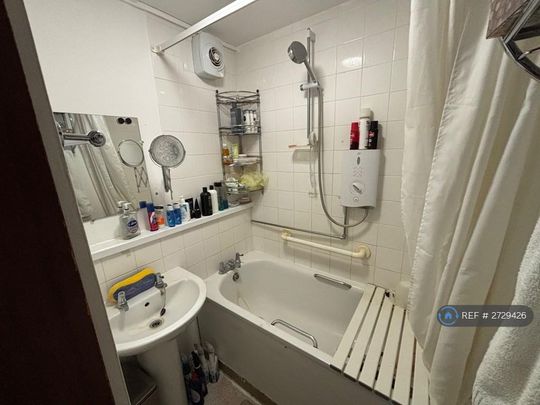1 bedroom in a flat share to rent - Photo 1