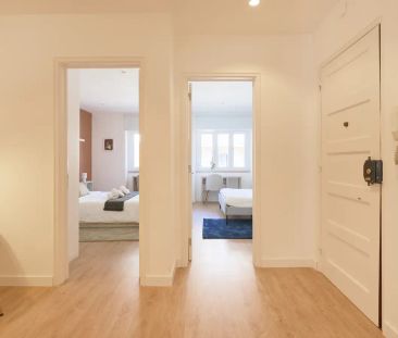 Room in a shared 4-bedroom apartment for rent in Lisbon. - Photo 3