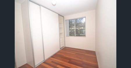 Well-maintained with floorboards - Photo 4