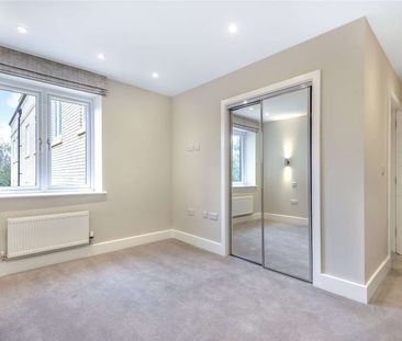 An exceptionally stylish apartment in and ideal Sevenoaks location. - Photo 2