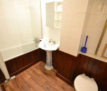 1 bedroom in a flat share to rent - Photo 5