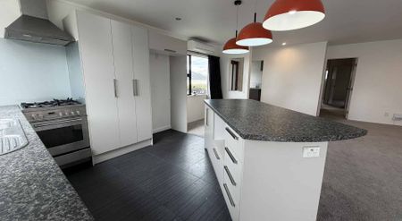 Sunny, Spacious & Secure – Family-Friendly Home in Onehunga - Photo 2