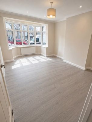 4 Bed Flat, Willow Gardens, TW3 - Photo 1