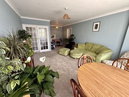 3 bedroom flat to rent - Photo 2