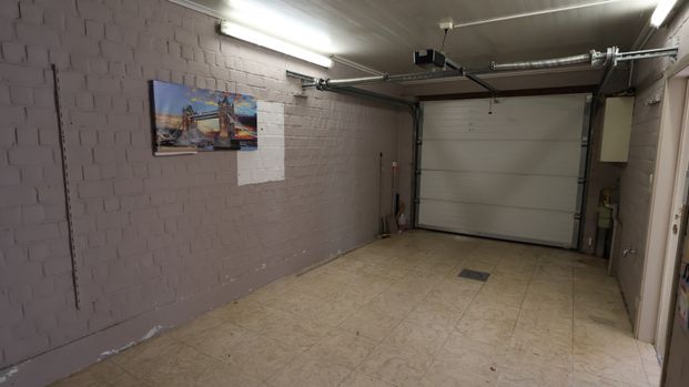 Halfopen huurwoning in het centrum van Izegem met garage - Foto 1