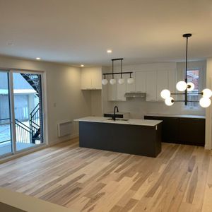 Très grand 3 chambres lumineux avec stationnement - Photo 2