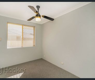 Spacious Townhouse - Photo 2