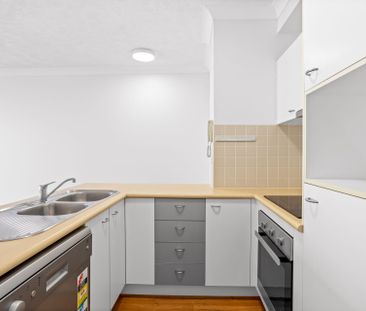 Easy Living in a Bright and Spacious Toowong Apartment - Photo 6