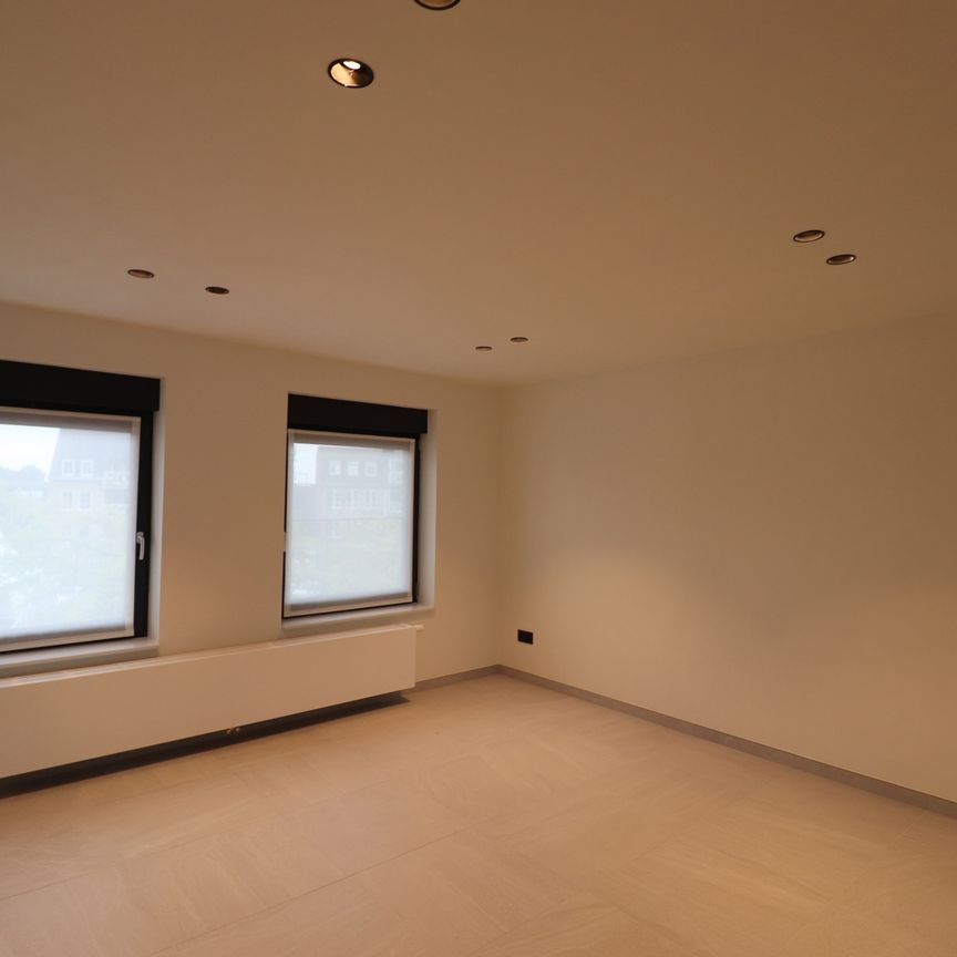 Gerenoveerde loft (2de en 3de verdieping) met terras (ca 28 m²), garage en fietsenberging. - Photo 1