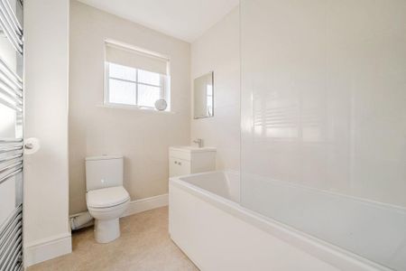 5 bedroom end of terrace house to rent - Photo 3