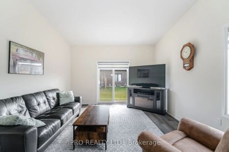 Condo Townhouse For Lease | X9268525 - Photo 2