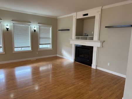 Come View this Beautiful Home in Johnstone Park! - Photo 3