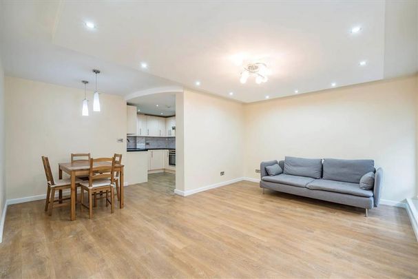 4 bedroom flat to rent - Photo 1