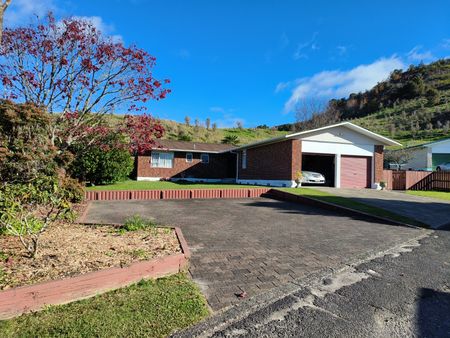 Large modern 4 bedroom home - Photo 2