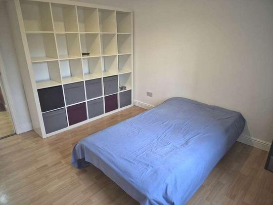 Southside Crescent, Glasgow, G5 - Photo 1