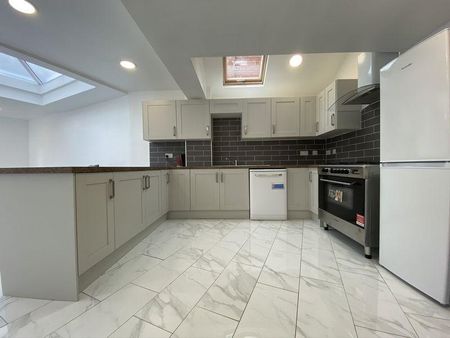 8 bedroom terraced house to rent - Photo 2