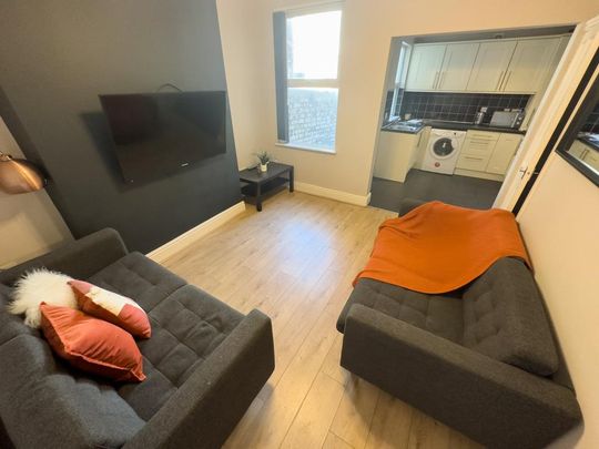 4 bedroom terraced house to rent - Photo 1