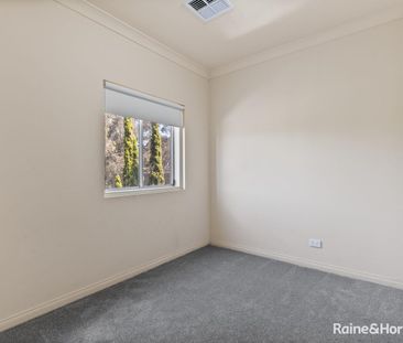 Prestigious 2 Bedroom Townhouse in Kensington! - Photo 4