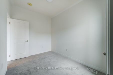 Townhouse For Lease | X8128126 - Photo 5