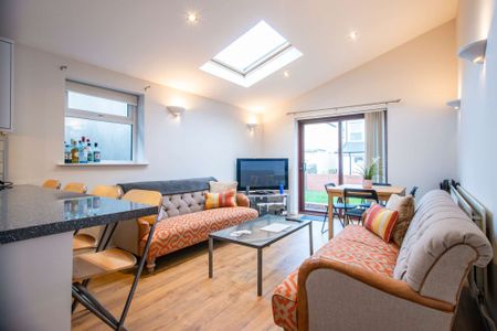 Stylish, contemporary six bed property - Photo 5