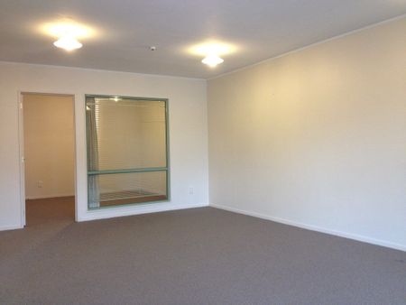 Mount Eden, 2 bedrooms, 2 car parks, spacious inside and out! - Photo 2