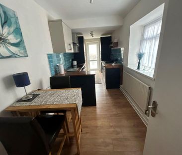 3 bedroom terraced house to rent - Photo 6