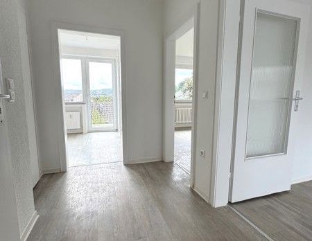 Frisch renovierte 2-Zi.-Whg. mit neuem Tageslichtbad und Balkon - Photo 1