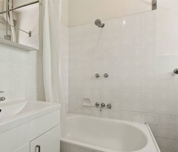 Charming Art Deco One-Bedroom Apartment - Photo 3