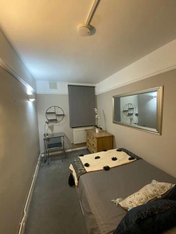 1 bedroom in a flat share to rent - Photo 3