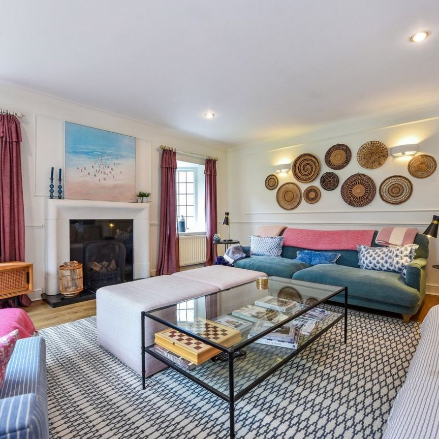 A stunning, detached, house in the favoured village of Itchenor with versatile and flexible accommodation, became available to rent on long term basis - Photo 1