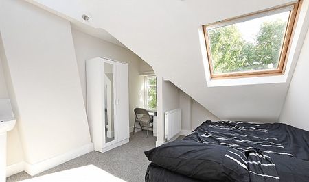 Recently Renovated 5 Bedroom En Suite Home in Central Sheffield - Photo 2