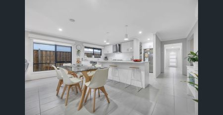 Modern 4-Bed Family Home with Solar, Minutes from Ramleigh Springs Village - Photo 4