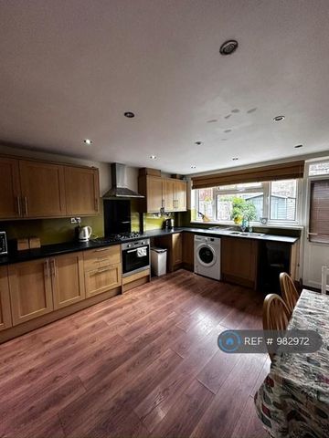 1 bedroom in a house share to rent - Photo 3