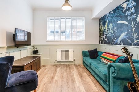 2 bedroom mews to rent - Photo 2