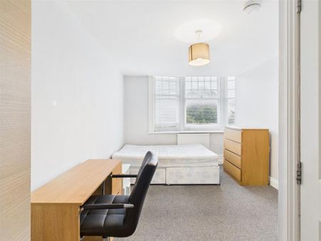 1 bedroom in a house share to rent - Photo 2