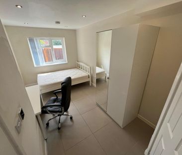 8 bedroom terraced house to rent - Photo 6