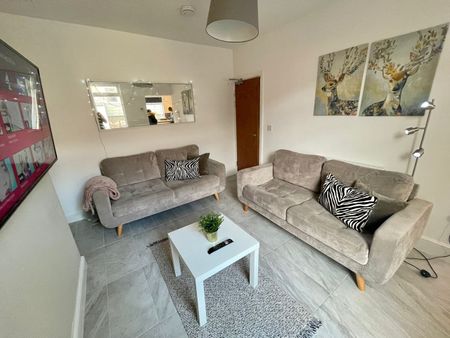 5 Bed Terraced House, Kearsley Road, S2 - Photo 3